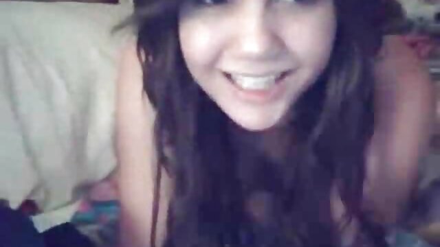 Khiêu dâm, không giấy đăng ký  Brunette trong silver shoes sec gai to fucks trên các cam đi văng