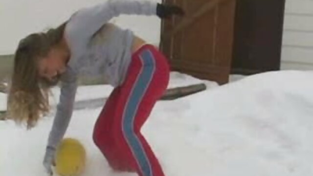 Khiêu dâm, không giấy đăng ký  Một người đàn ông đeo cặp mông của những phim sec gai mup phụ nữ bị ung thư khác nhau trước ống kính