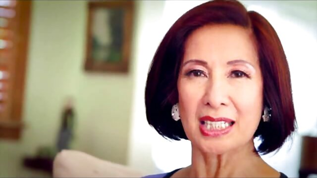 Khiêu dâm, không giấy đăng ký  Hai cô bạn gái đang tham gia vào trò chơi bắn cá và được trao cho pim sec gai xinh một chàng trai trên chiếc ghế sofa màu đen