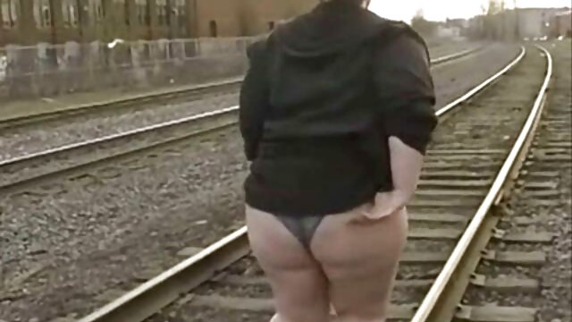 Khiêu dâm, không giấy đăng ký  Chiến lợi sec gai non phẩm trong một chiếc váy