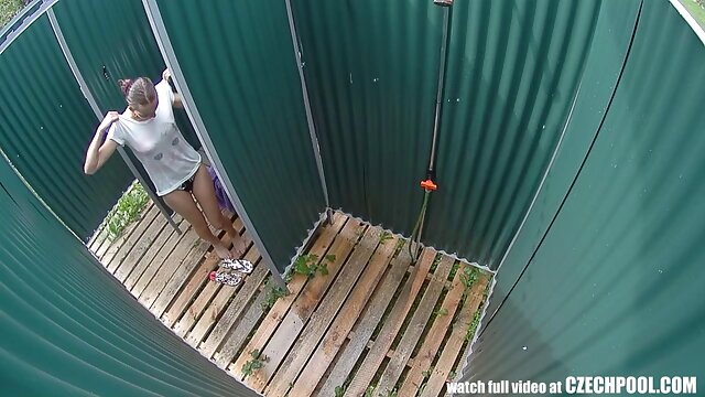 Khiêu dâm, không giấy đăng ký  Một người đàn phim sec gai cuc dep ông lao vào giường cô gái trẻ mặc quần tất trắng