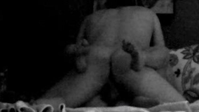 Khiêu dâm, không giấy đăng ký  Các cặp đôi đã kết phim sec gai cuc xinh hôn có một bữa tiệc xích đu trong một biệt thự lớn