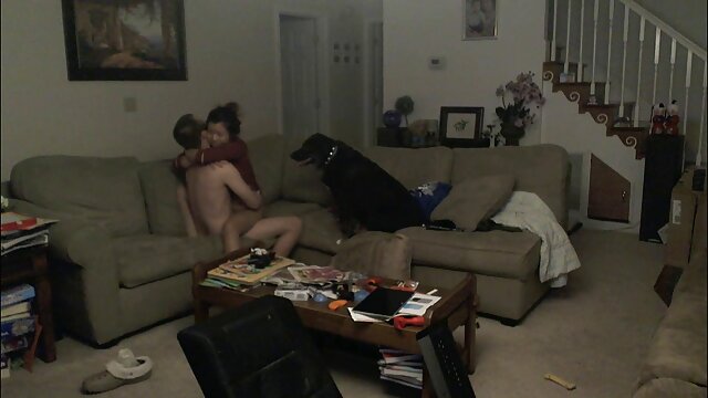 Khiêu dâm, không giấy đăng ký  Một phụ nữ đầy đặn trong một chiếc áo ngực tối cưỡi một ﻿sec gai xinh tinh ranh của quý ông