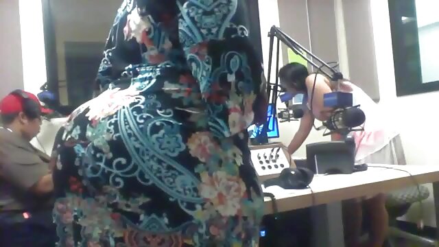 Khiêu dâm, không giấy đăng ký  Hai kẻ cho một đẹp gà con đến hút dicks và fuck cô ấy trong những đít gai dep chat sec