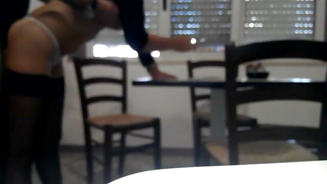 Khiêu dâm, không giấy đăng ký  Người phụ nữ trẻ châu Á trong bộ đồ bodysuit giật tắt vòi nước của khách hàng với cô ấy to sec gai lon to