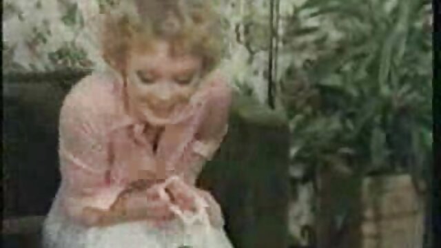 Khiêu dâm, không giấy đăng ký  Cực gai xinh sec khoái với một bà mẹ béo