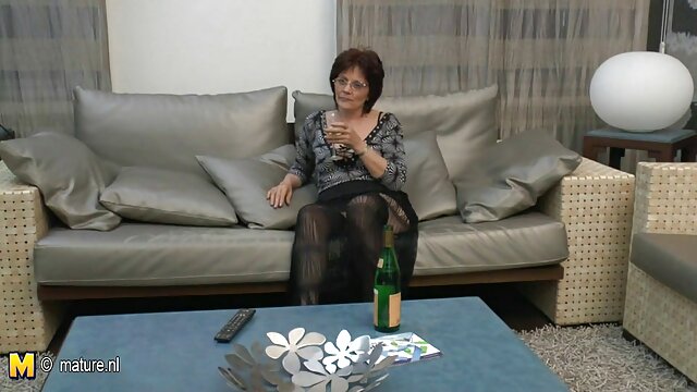 Khiêu dâm, không giấy đăng ký  Con điếm tóc sec gai đep đỏ hút máy ảnh