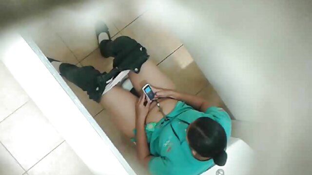 Khiêu dâm, không giấy đăng ký  Cởi girl xinh sec bỏ cô gái tóc nâu trên đường