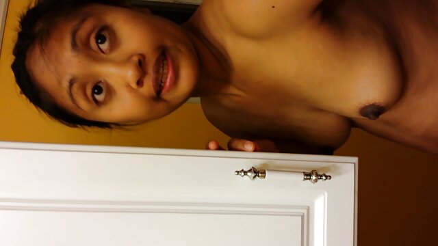 Khiêu dâm, không giấy đăng ký  Dì trưởng thành đặt dương vật giả lên mặt gương sec dit gai xinh và ngồi trên đó