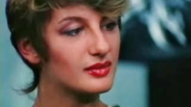 Khiêu dâm, không giấy đăng ký  Gầy cô gái trong màu vàng vớ cho một thổi kèn và cho phép cô ấy gai dep sec xi được fuck trong hai thân bên hồ bơi