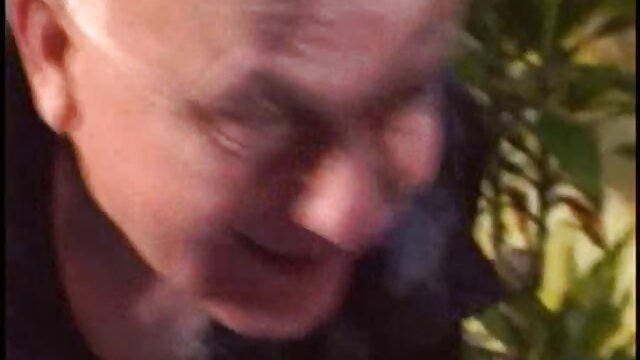 Khiêu dâm, không giấy đăng ký  Brunette Janice Griffith fucks trên các đi văng anh gai xinh sec với một người bạn