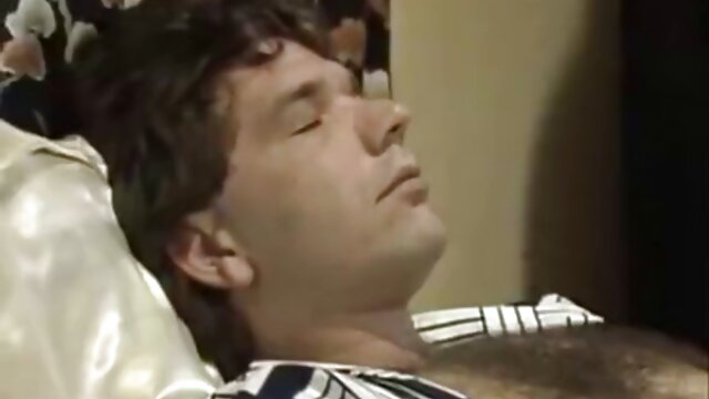 Khiêu dâm, không giấy đăng ký  Người phụ nữ da đen có hình xăm hút một chàng trai phim sec tre dep trên ghế