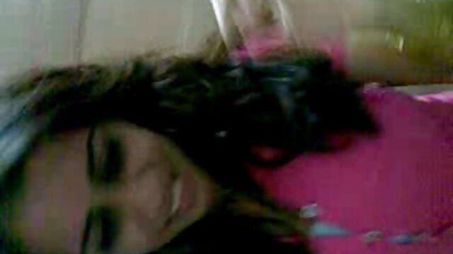 Khiêu dâm, không giấy đăng ký  Người đàn ông xé một cô gái tóc pim sec dep nâu