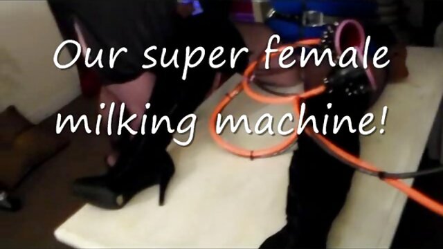 Khiêu dâm, không giấy đăng ký  Một người đàn ông thâm nhập một vòi nước sâu vào clip sec gai xinh cổ họng của một phụ nữ trẻ với hình xăm và đập vào âm hộ của cô ấy