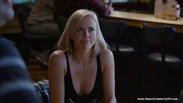 Khiêu dâm, không giấy đăng ký  Một cô gái gầy trong màu xanh lá cây leggings đóng cửa trong một phòng thử phim sec gai x nghiệm và làm hài lòng một hahahal với một blowjob