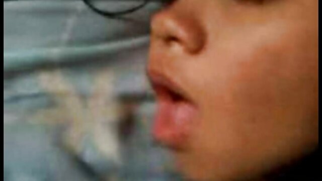 Khiêu dâm, không giấy đăng ký  Các brunette vuốt ve phim sec gai cuc xinh dương vật với miệng của cô ấy và để cho mình được fuck trong những âm đạo