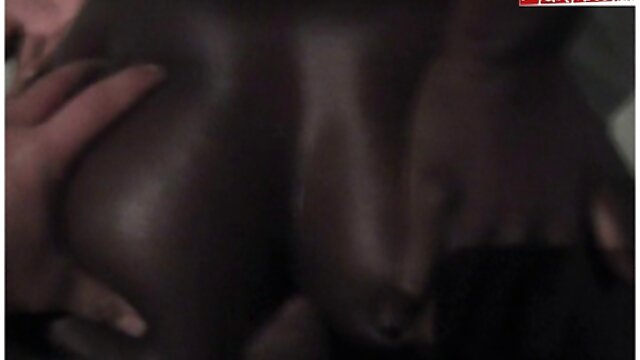 Khiêu dâm, không giấy đăng ký  Hai đồng tính nữ trẻ anh gai xinh sec